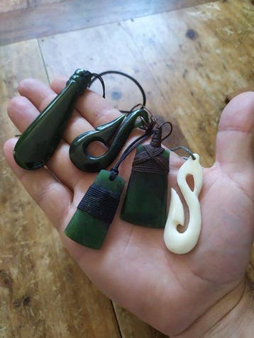 Verzameling van nefrietjade pendanten, vishaakjes, mere,