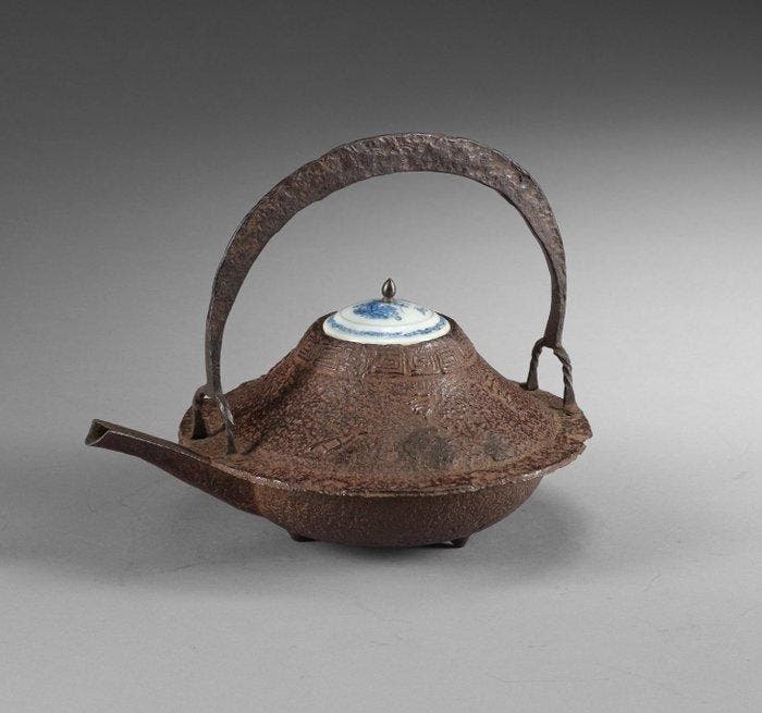 Zeldzame sakeketel met porseleinen deksel - IJzer (gegoten),, Antiek en Kunst, Antiek | Overige Antiek