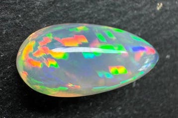 Opale Cabochon- 1.99 g, Nieuw
