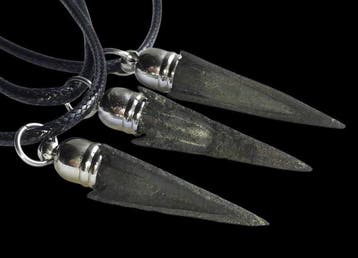 Scythe Bronze Trois pendentifs en forme de pointe de flèche.