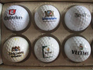 32 balles de golf différentes avec le logo de la collection.