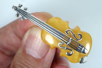 Barnsteenbroche in zilver - vioolvorm, muziekinstrument -