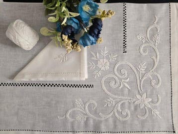 Tovaglia ricamata a mano in puro lino 12 posti tablecloth