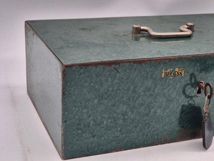 Kist - Antieke geldkist – metalen schatkist met sleutel –, Antiquités & Art, Curiosités & Brocante