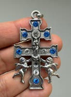 Mysterieuze en fascinerende borstkruis met Madonna en