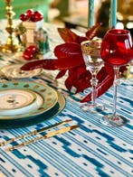 Deken met ikat-stijl patroon voor ruime tafels. - Tafelkleed