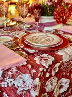 Tafelkleed met bloemenprint, rode achtergrond voor brede