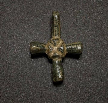 Middeleeuwen, kruisvaardersperiode Brons Zeldzaam kruis met, Antiek en Kunst