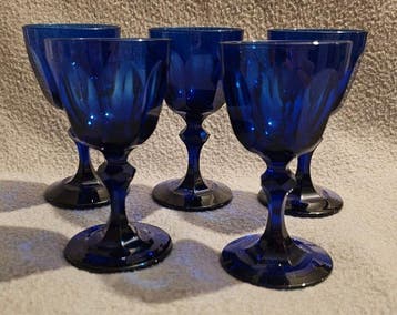 Verre à vin (5) - Cristal - cristal bleu taillé, Antiek en Kunst