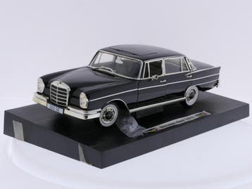 Schaal 1:18 Revell 08910 Mercedes-Benz 300 SE (W112/3) #9234, Hobby en Vrije tijd, Modelauto's | 1:18, Ophalen of Verzenden, Gebruikt