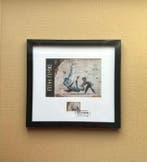 Banksy - PTN PNH! (FCK PTN!) - Frame met ansichtkaart en, Gelopen