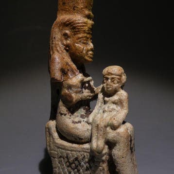 Oud-Egyptisch Faience Grote godin Isis zuigt Harpocrates. 7, Verzamelen