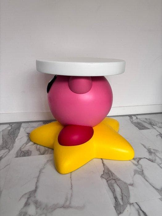 DonQui - Figuur - “Keep it up!” Kirby table - Polystone, Games en Spelcomputers, Spelcomputers | Overige Accessoires