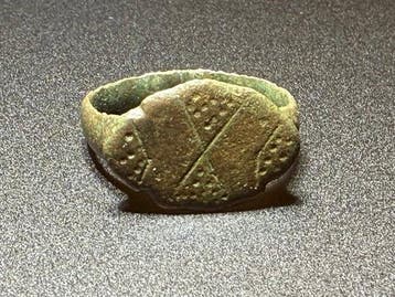 Oud-Romeins Ring met een afbeelding van een ornamentale