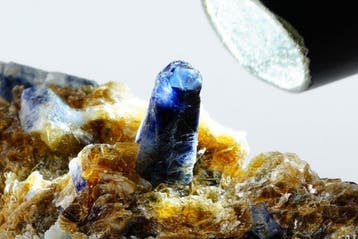 NIEUWE VONDST - SAPPHIRE-kristallen op Matrix met mica -
