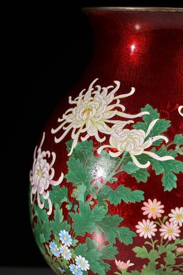 Vase - Émail, Cloisonné - Un vase cloisonné à fond bleu avec