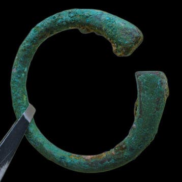 Middeleeuws oude bronzen armband, eindstukken in de vorm van, Antiek en Kunst