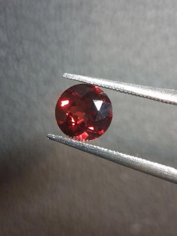 Natural Garnet - Rhodolite - 1.016 ct - round faceted - red, Verzenden