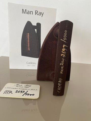 Man Ray (1890-1976) - sculptuur, Cadeau - 17 cm - IJzer -
