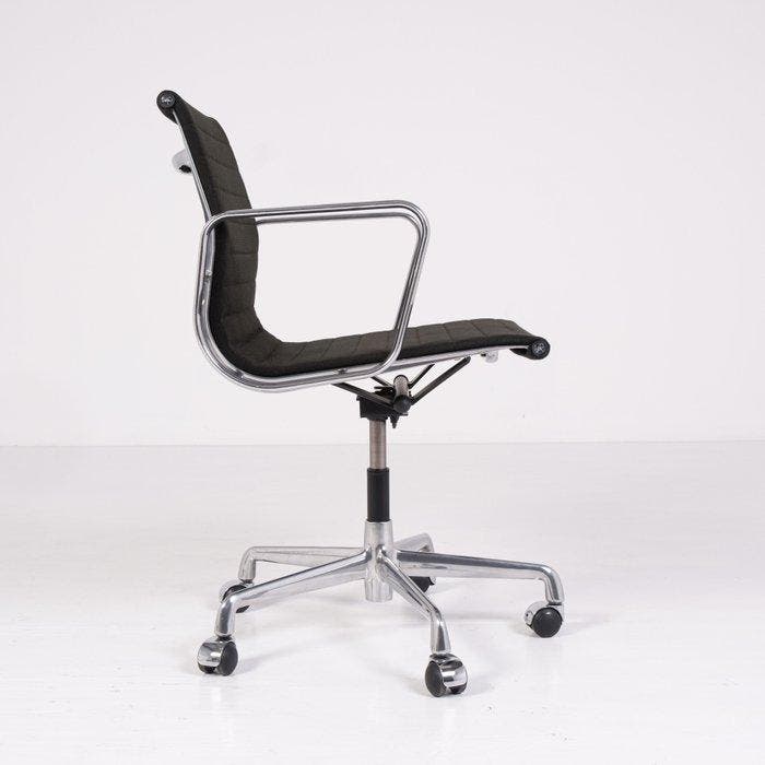 ICF - Charles & Ray Eames - Stoel - EA117 - Aluminium,, Antiek en Kunst, Antiek | Meubels | Stoelen en Sofa's