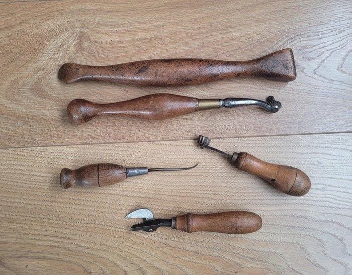 Lot de 4 superbes outils du travail du cuir + 1 ancien, Antiquités & Art, Antiquités | Assiettes décoratives & Carrelages