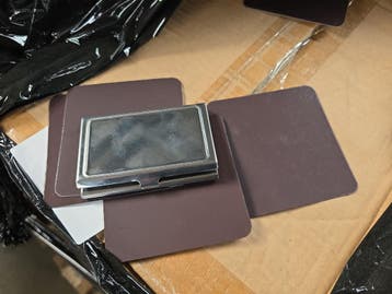 (3x) paletten diverse  gadgets en kledij .