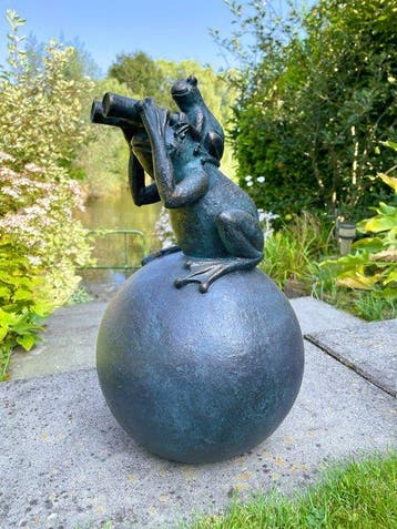 sculptuur, Kikkers op bol - 25 x 25 x 41 cm - 41 cm -
