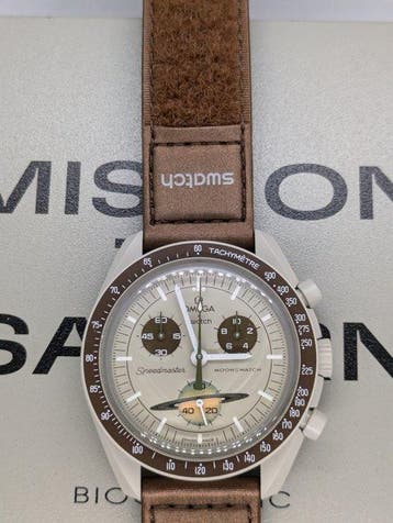 Omega x Swatch - MoonSwatch - Mission to Saturn - Sans prix, Handtassen en Accessoires, Horloges | Heren, Nieuw
