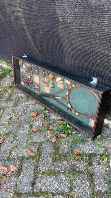Vintage tennis memorabilia wanddisplay – houten rackets &