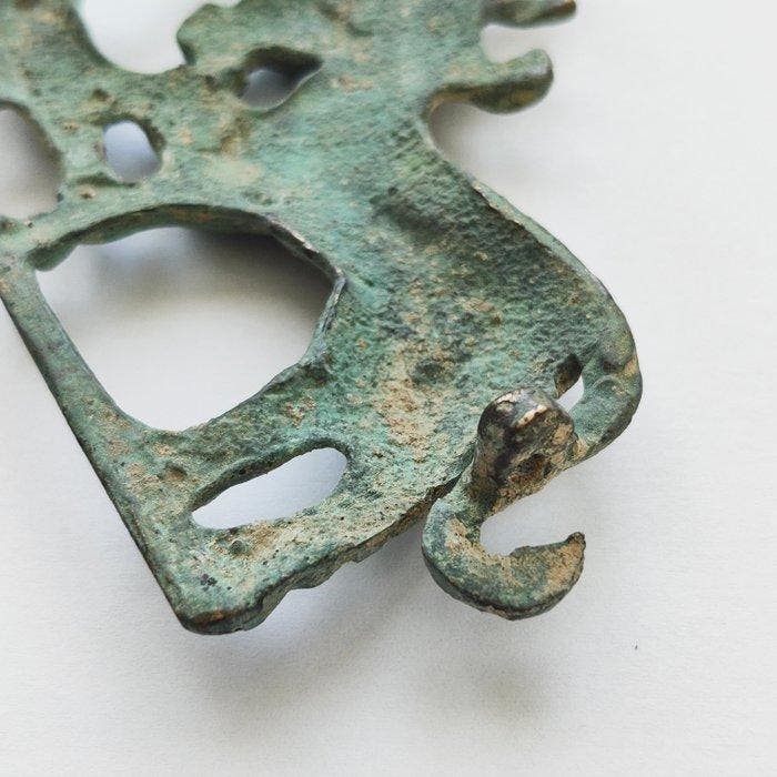 West-Aziatisch Brons Plaquette Tijger die een Paard aanvalt, Antiek en Kunst, Antiek | Overige Antiek
