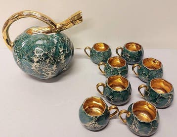 Fles (9) - Porselein - 8 kopjes. Emaille en goud.