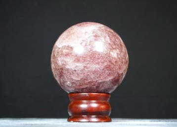Rode aardbeienkwarts kristallen bol – natuurlijke roze-rode