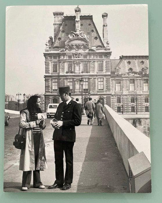 Jean Ribiere (1922 - 1989) - Agent renseignant une touriste, Antiek en Kunst, Kunst | Designobjecten