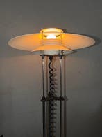 Lyskilde - Henrik Tangler - Staande lamp - gelakt metaal -