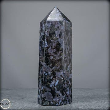 Natuurlijke Merlinit-obelisk – Zeldzame, mystiek aandoende