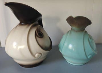 Mosa - Pot à lait (2) - Snavelkan - Poterie - Deux pichets à