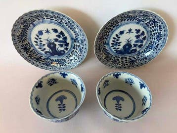 Twee sets Chinese blauw-witte porseleinen kopjes en schotels