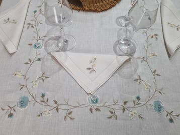 Tovaglia in puro lino con ricamo a macchina e rifinitura a