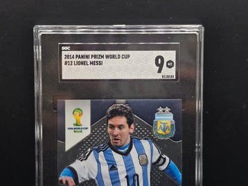 2014 Panini Prizm World Cup Lionel Messi - SGC 9 - 1 Graded, Verzamelen, Nieuw