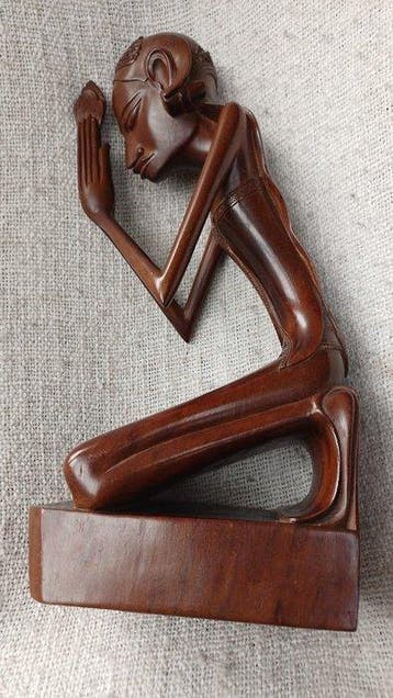 Sembahyang / biddende vrouw met bloem - sculptuur -, Antiek en Kunst