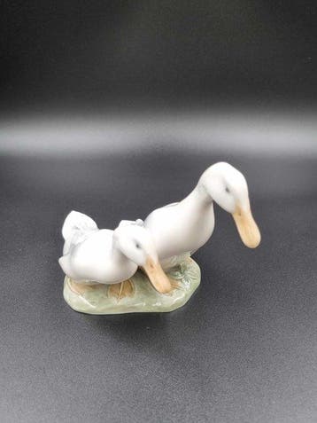 Royal Copenhagen - Figure - “Two Ducks on Grass” No. 2128 –, Antiquités & Art