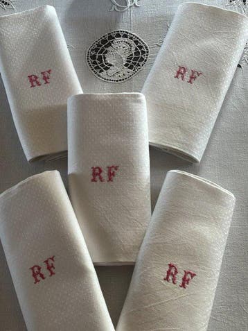 5 vroege 20e-eeuwse zijden en linnen servetten met R.F.