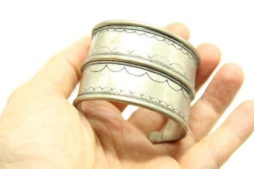 Etnisch / Tribaal metalen cuff armband – schelpenvormig, Antiek en Kunst