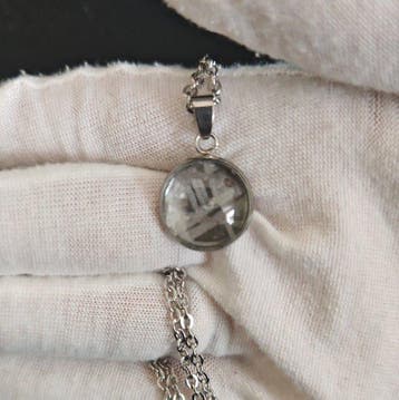 Hanger van staal en meteoriet Aletai met een kettinkje van