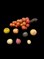 Figuur - Marmeren fruit, acht stuks.