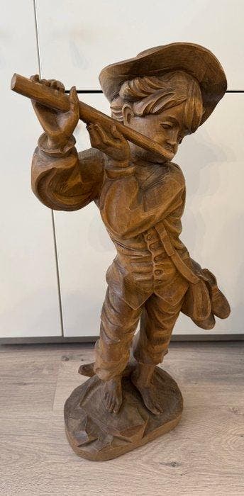 Conrad Moroder - sculptuur, Holzgeschnitzter Junge mit Flöte
