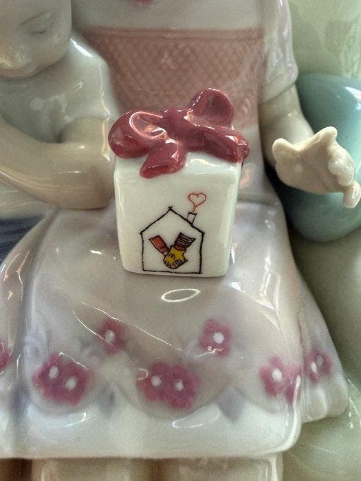 Lladró - Figuur - Niña y niño en sofá con regalo - Porselein, Antiek en Kunst, Antiek | Glaswerk en Kristal