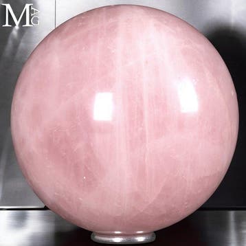 Gepolijst rozenkwarts Bol met een subtiele roze tint -