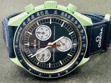 Swatch - MoonSwatch - Mission on Earth - Sans prix de, Handtassen en Accessoires, Horloges | Heren, Nieuw