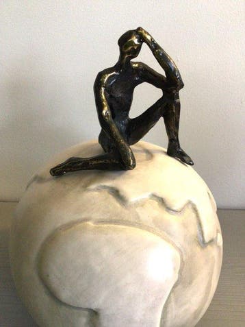 Corry Ammerlaan - sculptuur, “ De Wereldwijde Denker “